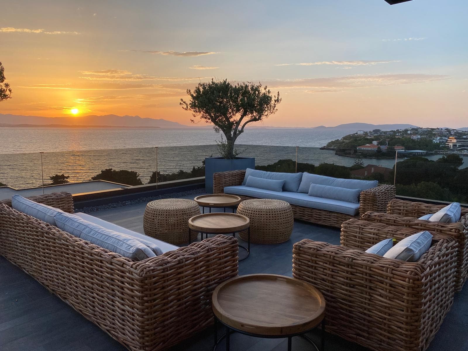 Teras & Deniz Manzarası